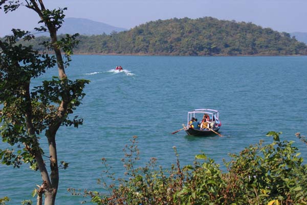 A-boat-sailing-in-Maithon-Dam